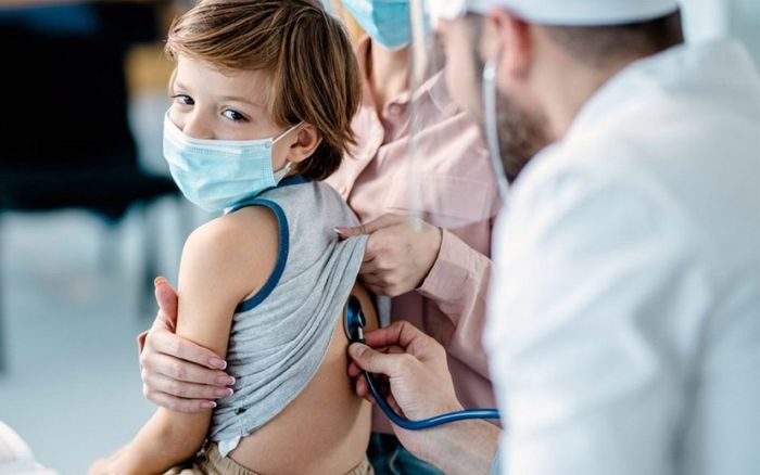 Bé trai nằng nặc đòi tiêm vaccine Covid-19, nguyên nhân khiến nhiều người rơi nước mắt