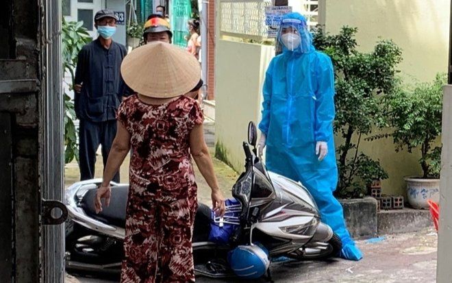 Vụ người dân dùng bàn nhựa tấn công nhân viên y tế: Nguyên nhân như thế nào?