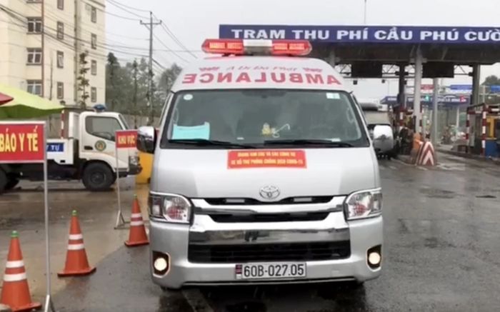 Xe cứu thương dán chữ 'Giang Kim Cúc và các cộng sự' chở chui 3 người, hú còi inh ỏi