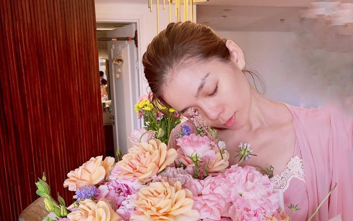 Lệ Quyên khoe ảnh bụng săn chắc, eo con kiến không kém gì gái 18 sau khi bị nghi có bầu