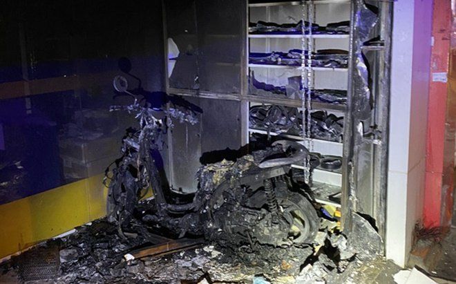 Lực lượng chức năng dùng kìm thủy lực phá cửa, kịp thời cứu hai vợ chồng trong căn nhà bốc cháy dữ dội