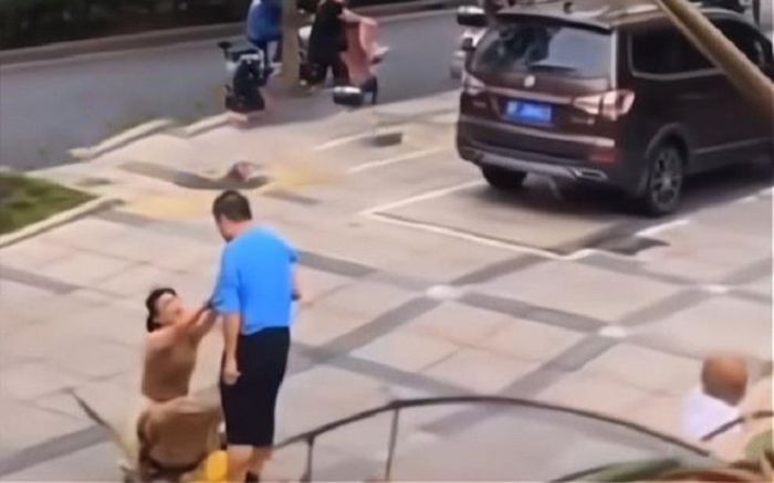 Clip: Quỳ gối cầu xin bạn trai đừng bỏ rơi mình không thành, cô gái có hành động vừa giận vừa thương