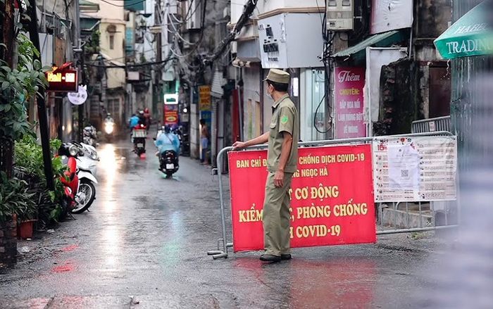 Hà Nội nới lỏng giãn cách, các chốt 'vùng xanh' tại các khu dân cư giờ hoạt động ra sao?