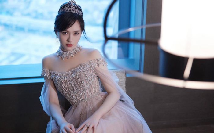 Thoát mác nhà quê, Đường Yên đẹp ngỡ ngàng với váy vóc công chúa kiêu sa