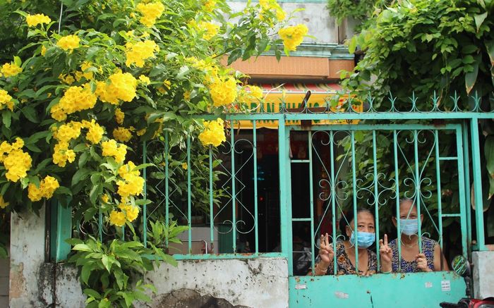 Người dân TP.HCM mong chờ ngày được dỡ rào phong tỏa: 'Đời sống yên vui là ... đời 'bình thường mới'