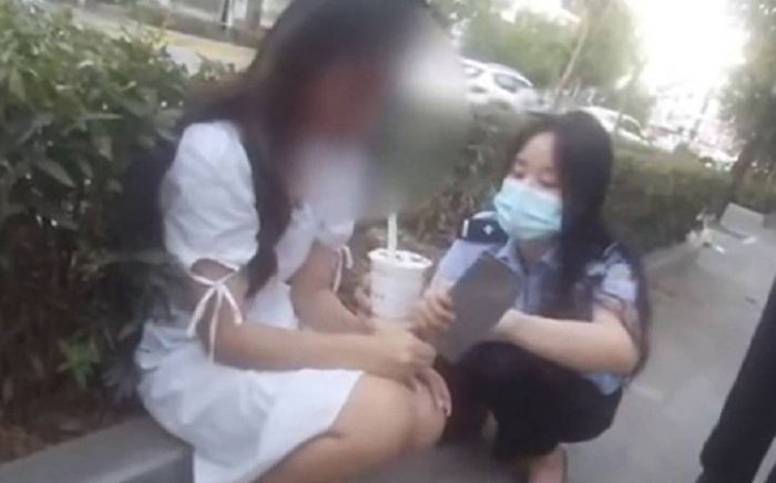 Clip: Đổi trà sữa lấy con dao trong tay cô gái, nữ cảnh sát nổi rần rần trên mạng xã hội