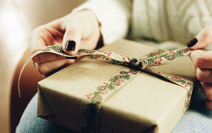 Nhận quà cưới từ người yêu cũ, chú rể hồn nhiên đem chia cho cả nhà mà không hay biết âm mưu thâm độc