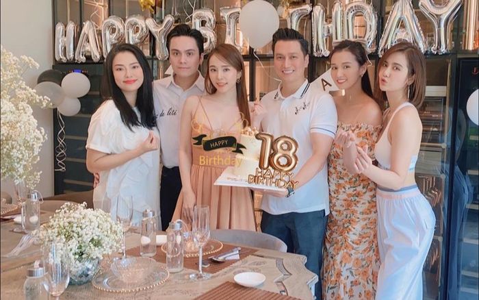 Ăn diện quá gợi cảm, Quỳnh Nga loay hoay che chắn vẫn làm 'nóng mắt' dân tình