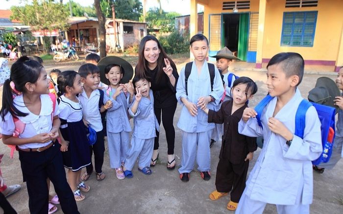 Phi Nhung mất khán giả nghẹn ngào nhắc lại câu nói của bà xã Bằng Kiều: Các con mồ côi, lại mồ côi lần 2