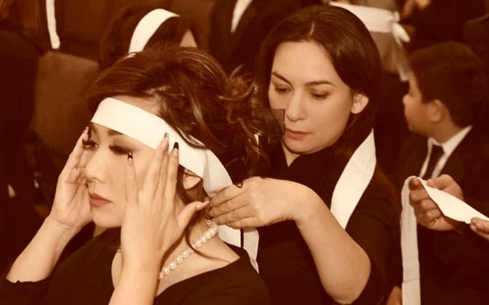 Đàn chị 'đỡ đầu' Phi Nhung vào nghề: Chiếc khăn tang em đeo cho chị 2 năm trước, giờ chị phải trao cho em