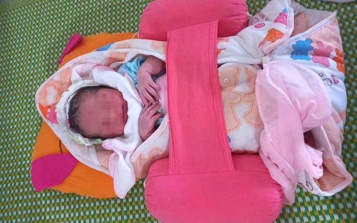 Bé trai bị bỏ rơi trong túi nylon, nhiều cặp vợ chồng hiếm muộn muốn nhận làm con nuôi