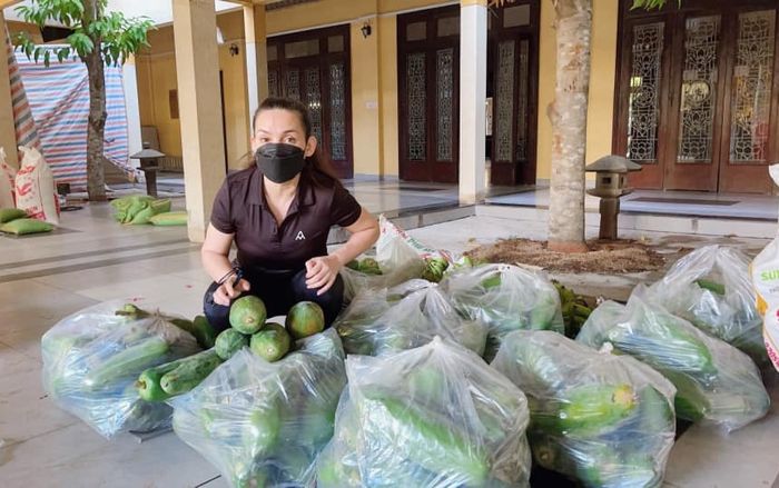 Clip cuối ghi lại cảnh Phi Nhung đi trao quà cho người dân trong tâm dịch khiến dân mạng nghẹn ngào