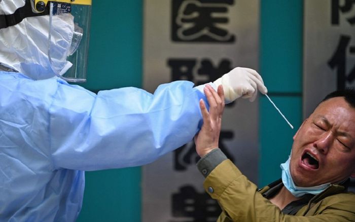 Không nhiễm Covid-19 nhưng lại sửa kết quả xét nghiệm thành dương tính, lý do của 'anh trai' thật khó đỡ