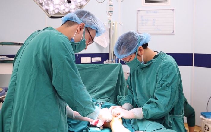 Sau cơn đau mắt cá chân, bé 9 tuổi viêm cơ duỗi, viêm tấy hoại tử khớp cổ chân