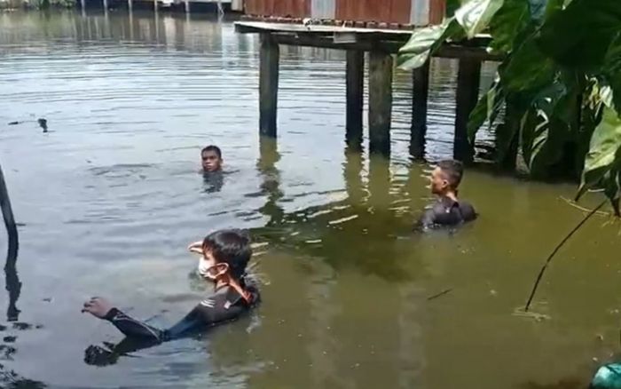 Hai người nghi bỏ lại xe máy nhảy xuống ao tự tử rồi tự bơi vào bờ về nhà khiến công an vất vả lặn tìm