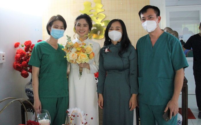Đám cưới online tại bệnh viện dã chiến 'có một không hai', cô dâu chống dịch ở Sài Gòn, chú rể ở Hà Nội