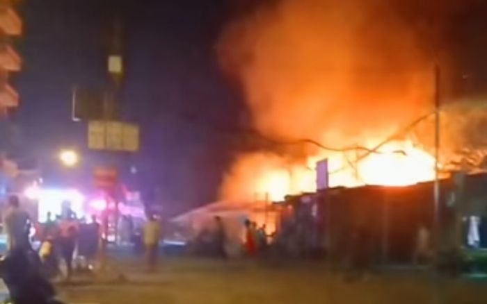 Chợ tạm trên phố Lĩnh Nam cháy rực lửa, cột khói bốc cao nghi ngút lúc rạng sáng