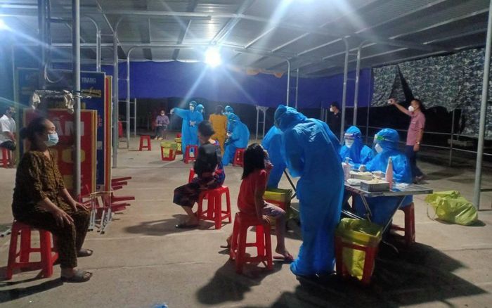 Phát hiện 11 người thân trong một gia đình nhiễm Covid-19 ở Nghệ An