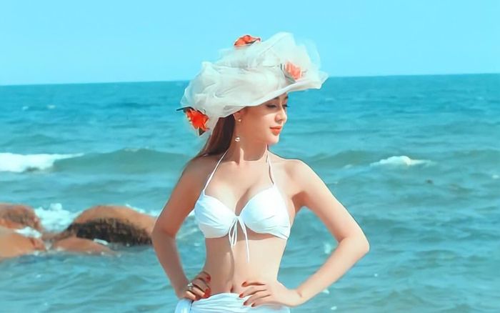 U50 Lâm Khánh Chi vẫn mặc 2 mảnh tự tin khoe dáng khiến fan trầm trồ