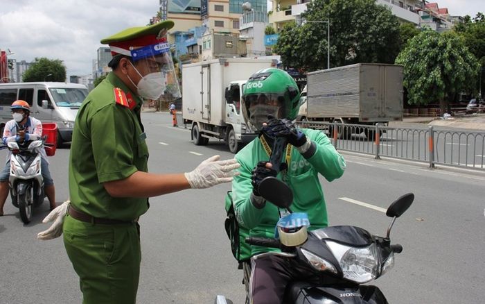 TP.HCM: Bỏ giấy đi đường, người dân cần làm gì để khai báo lưu thông từ 1/10?