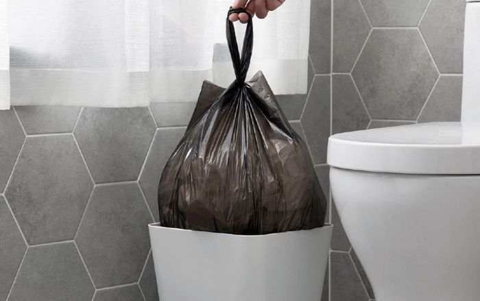 Mở túi nilon bọc kín vứt trong toilet ở nhà, người đàn ông hoảng hốt báo ngay cảnh sát