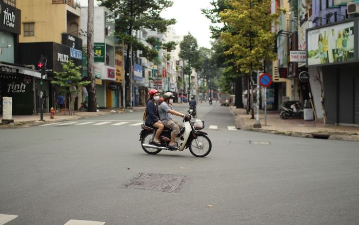 Buổi chiều đặc biệt ở Sài Gòn trước ngày 'nới lỏng': 'Sau bao ngày giãn cách, tôi vui lắm'
