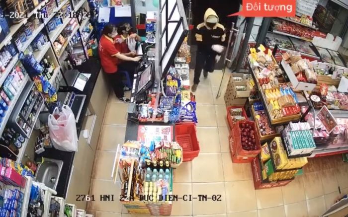 Hà Nội: Một siêu thị Vinmart+ bị cướp, công an truy tìm đối tượng liên quan