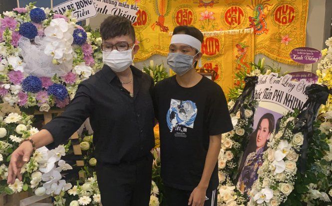 Long Nhật đến viếng cố ca sĩ Phi Nhung tại nhà riêng, Hồ Văn Cường lộ diện thất thần