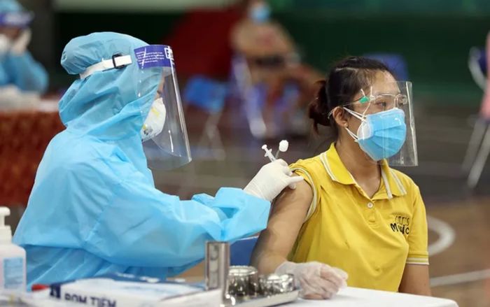 Có nên tiêm mũi vaccine thứ 3 phòng chống Covid-19 không và khi nào thì cần tiêm?