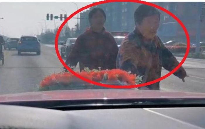 Hai bà lão chặn đường xe hoa đi đón dâu, biết lý do cô dâu chú rể chỉ biết lắc đầu ngao ngán