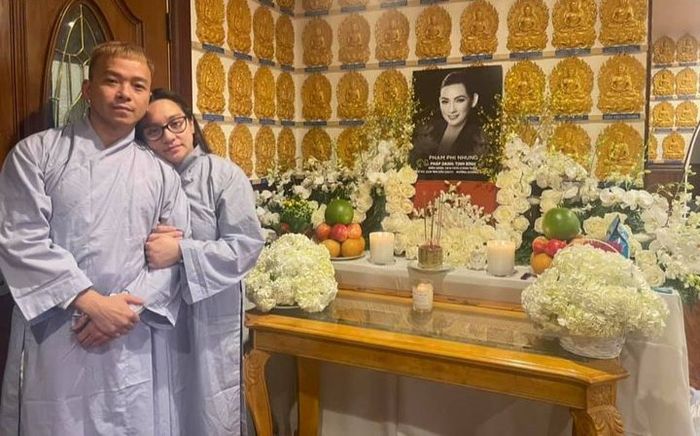 Con gái ruột ca sĩ Phi Nhung lộ diện sau 5 ngày mẹ yên nghỉ: 'Ánh mắt buồn xa xăm'