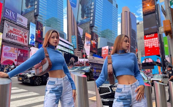 Chi Pu khoe eo thon giữa đường phố New York trong set đồ nổi bần bật