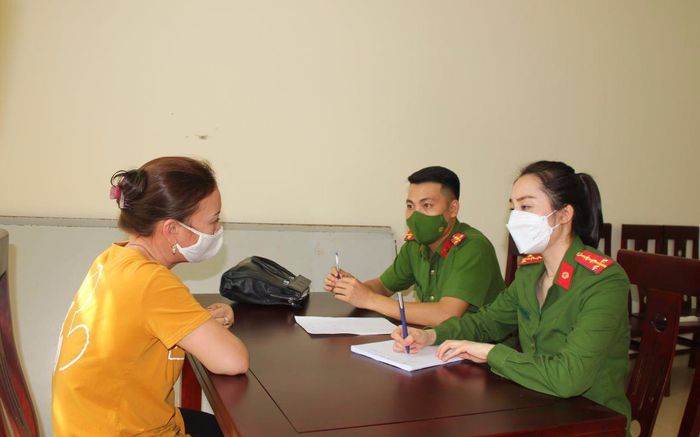 Cảnh sát đột kích sới bạc 'khủng' được ngụy trang thành chuồng gà và quán cà phê