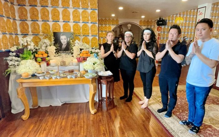 Vợ cũ Bằng Kiều đeo tang, cùng con gái Phi Nhung cúng thất đầu tiên cho cố ca sĩ