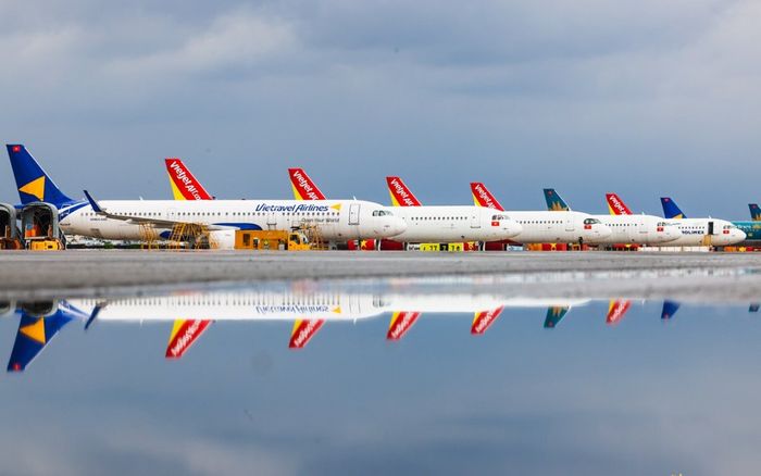 Sân bay Tân Sơn Nhất vắng lặng, những 'cánh chim' trầm mặc xếp hàng dài hun hút