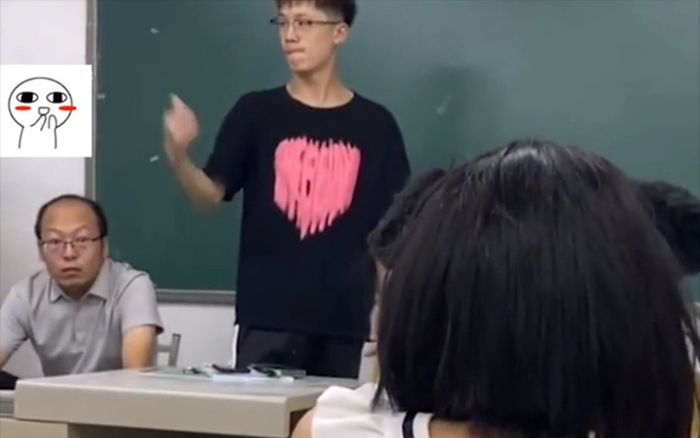 Nam sinh mặc trang phục 'cô hầu gái' đến lớp, thầy giáo nhìn thấy liền 'đứng hình' một lúc lâu