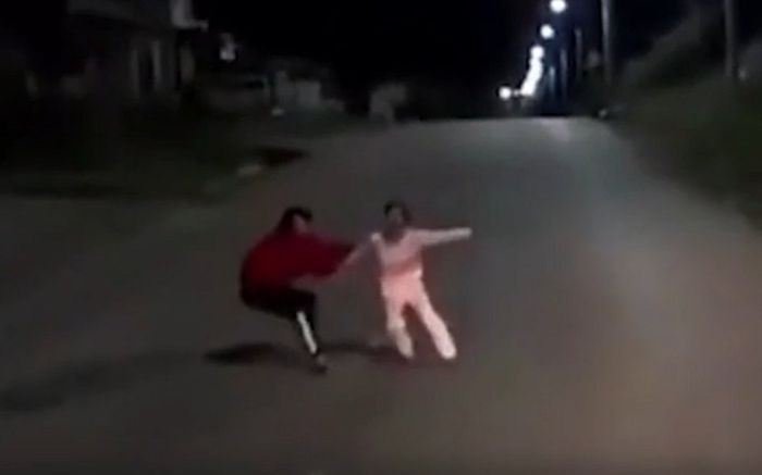 Clip: Đang ngồi nói chuyện với bạn trai cô gái bất ngờ lao ra trước đầu xe container với ý định tự tử