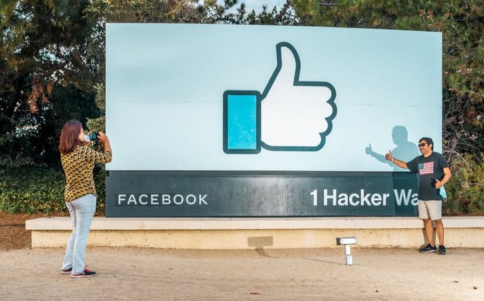 Đâu là nguyên nhân Facebook, Instagram, WhatsApp sập trên toàn cầu?
