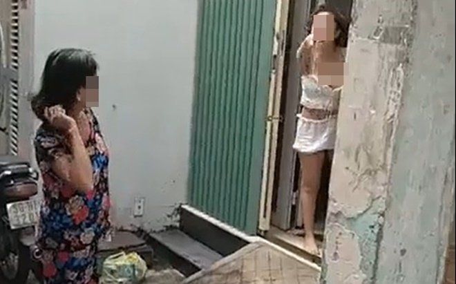 Xôn xao clip 'chị đại quận 4' lớn tiếng chửi bới, còn ném đồ đạc đuổi mẹ già khỏi nhà