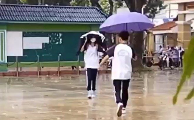 Nam sinh cầm ô chạy ra che mưa cho crush nhưng phản ứng của bạn nữ khiến tất cả ngỡ ngàng