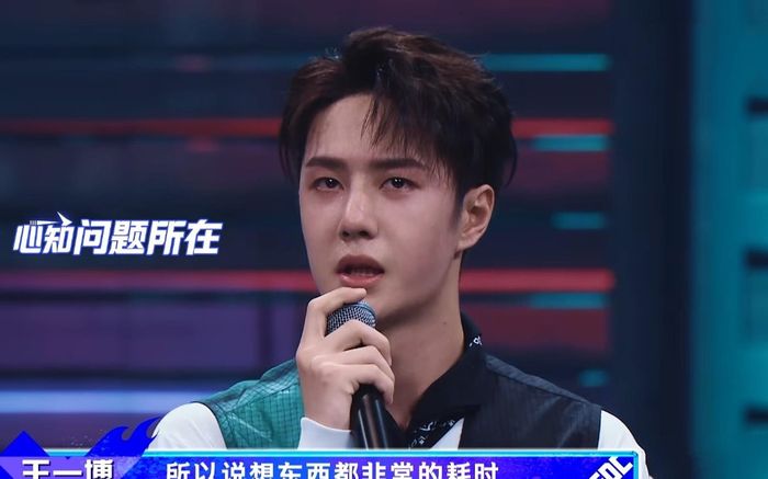 Vương Nhất Bác và Lay Trương Nghệ Hưng thú nhận 'não bộ trống rỗng' sau sân khấu cực sung