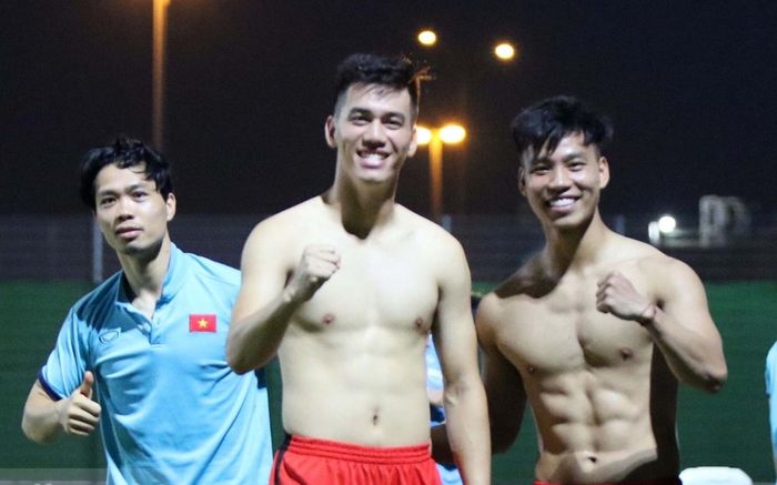 Văn Thanh và Tiến Linh đọ boby cực phẩm gây sốt trước trận gặp Trung Quốc, chị em 'chảy nước miếng'