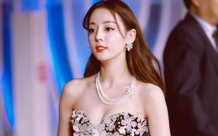 Địch Lệ Nhiệt Ba mặc váy xuyên thấu khoe thân hình nóng bỏng, Triệu Lộ Tư thần thái bất chấp cam thường