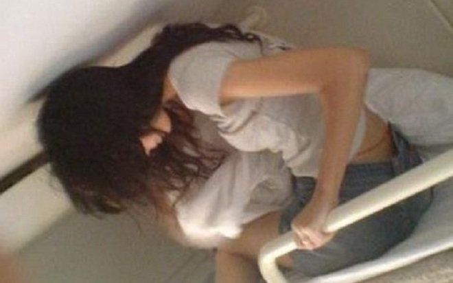 Đang ngủ thì bị đánh thức vì có cảm giác lạ trên môi, người phụ nữ hoảng hốt phát hiện điều khó ngờ