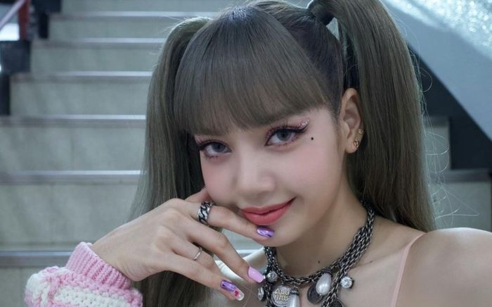 Lisa (BLACKPINK) bị đối xử bất công: Fan mắng CEO YG thậm tệ, nghi ngờ còn 'ném đá giấu tay'