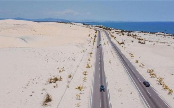 Sắc trắng ảo diệu phủ đầy cung đường ven biển đẹp bậc nhất Việt Nam