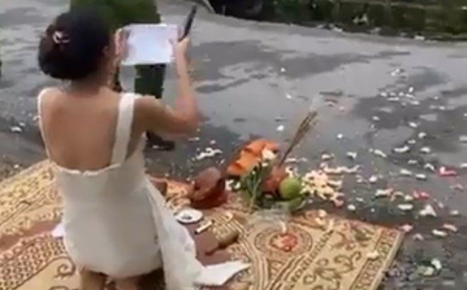 Người phụ nữ mang vàng hương đến trước cửa nhà 'con nợ' vừa cúng bái vừa kêu gào thảm thiết gây xôn xao