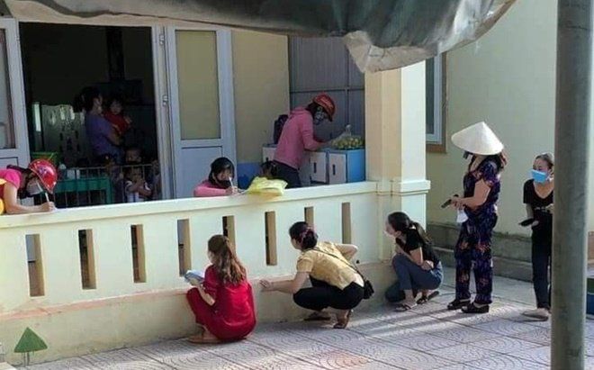 Nhìn loạt ảnh 'lăn lê bò toài', trèo lên tường 'lén lút' ngó nghiêng, phụ huynh nào cũng gật gù đồng cảm