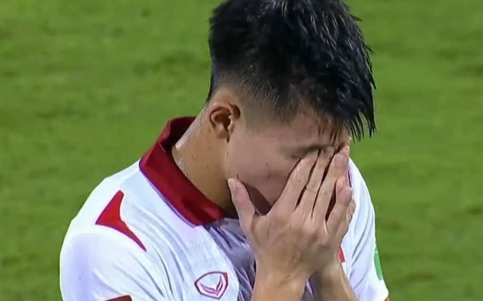 Văn Toàn, Thanh Bình và các cầu thủ Việt Nam bật khóc sau trận thua Trung Quốc