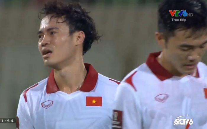 Cầu thủ Việt Nam bật khóc sau trận, báo Trung Quốc buông lời vô cảm
